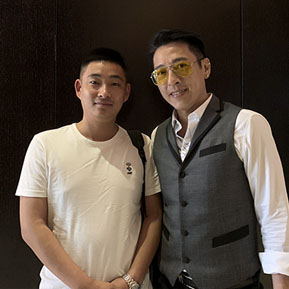 呂頌賢與經(jīng)紀(jì)人李志合影 呂頌賢與經(jīng)紀(jì)人李志合影